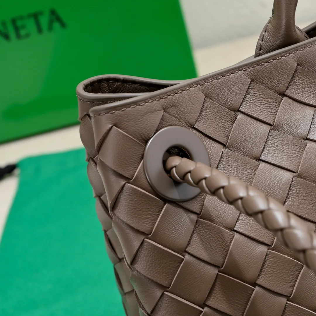 Batch 1960 #Bottega Veneta new horizontal Andiamo handbag, many stars have the same style 🎈 Classic full-body leather weaving with golden rope buckle, stable and chic enough [proud] The whole body is made of Nappa sheep leather, comfortable, soft and dynamic. The sliding metal rope buckle can adjust the shoulder strap, single shoulder / handbag / crossbody, multiple carrying methods, large bag capacity, suitable for commuting / daily / travel This bag is divided into small/medium/large sizes. There is always one that suits you, so take me with you🎀🎀 Size: 29x18x10 Model: 6463#